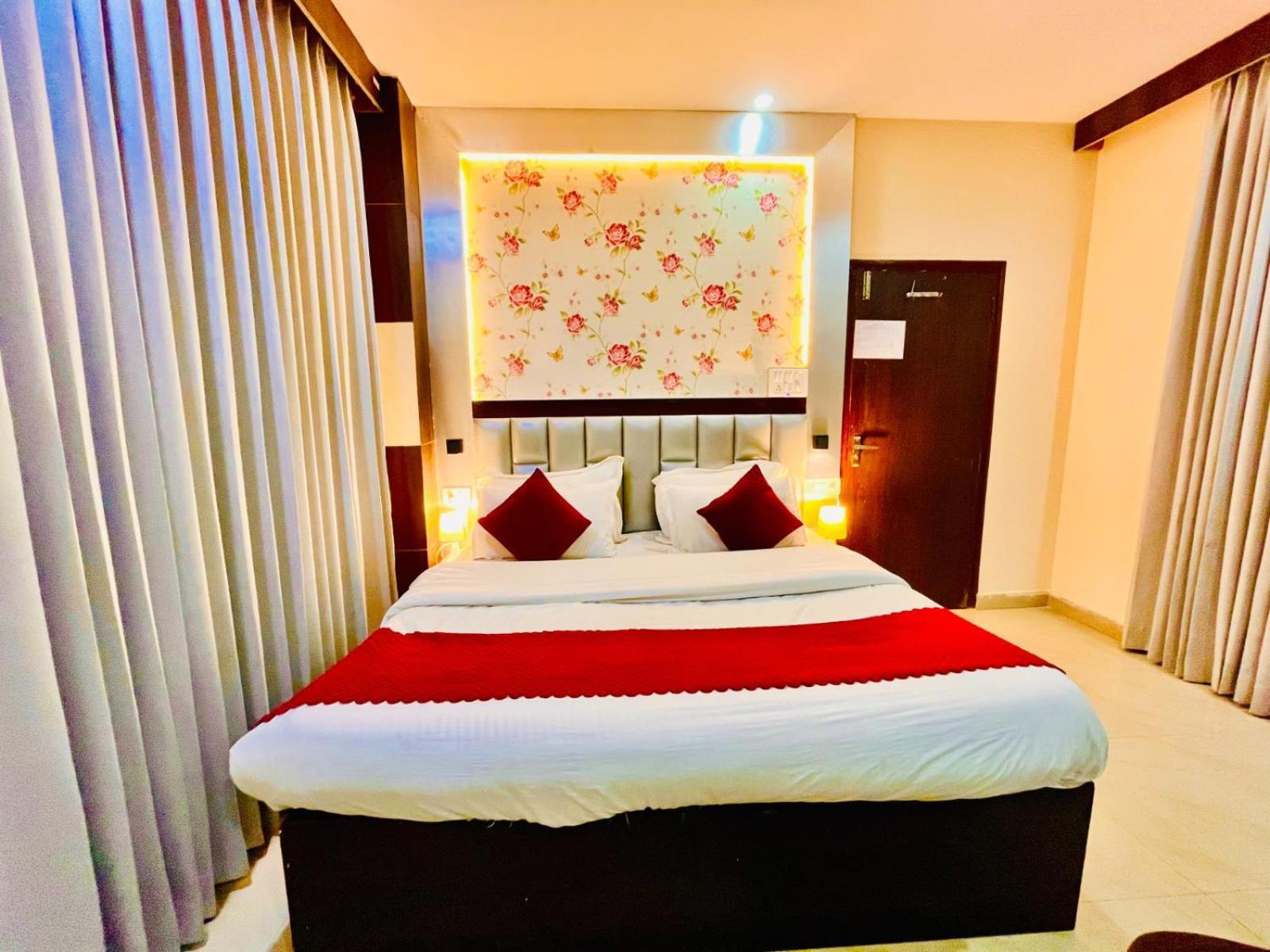 Hotel Ramawati Near Ganga Ghat Харидвар Экстерьер фото